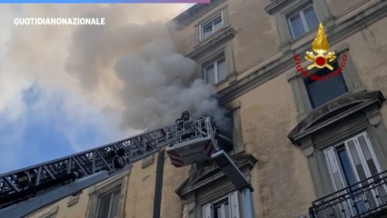 Descargar video: Napoli, incendio appartamento in piazza Garibaldi