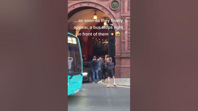 LOL the bus driver !!! there were just only people here#shorts #meghanmarkle #princeharry