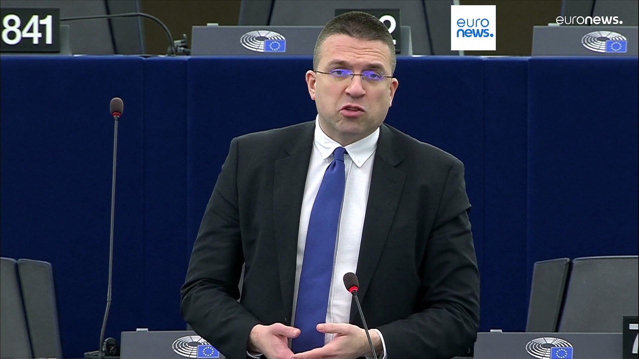 Ue: il commissario Várhelyi definisce “idioti” gli eurodeputati