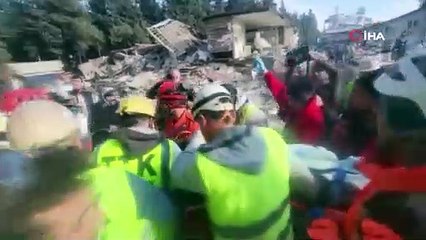 228. saatte 2'si çocuk 3 kişi enkaz altından çıkarıldı