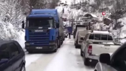 Artvin'de kar yağışı karayolunda ulaşımı aksattı