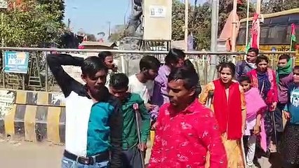 Tải video: रैली निकालकर की नारेबाजी, टायर जलाकर किया विरोध प्रदर्शन