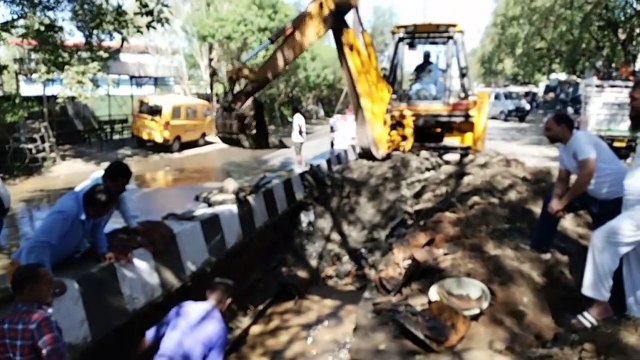 अहिल्या देवी चौराहा के पास रोड के साथ धंस गई स्कूल बस, एक साल में चौथी बार हुआ धंसाव, जिम्मेदार अब भी बेफिक्र