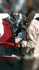 Polis Enkazdan Çıkarılan Engelli Vatandaşa Elleriyle Yemek Yedirdi #deprem #hatay #shorts