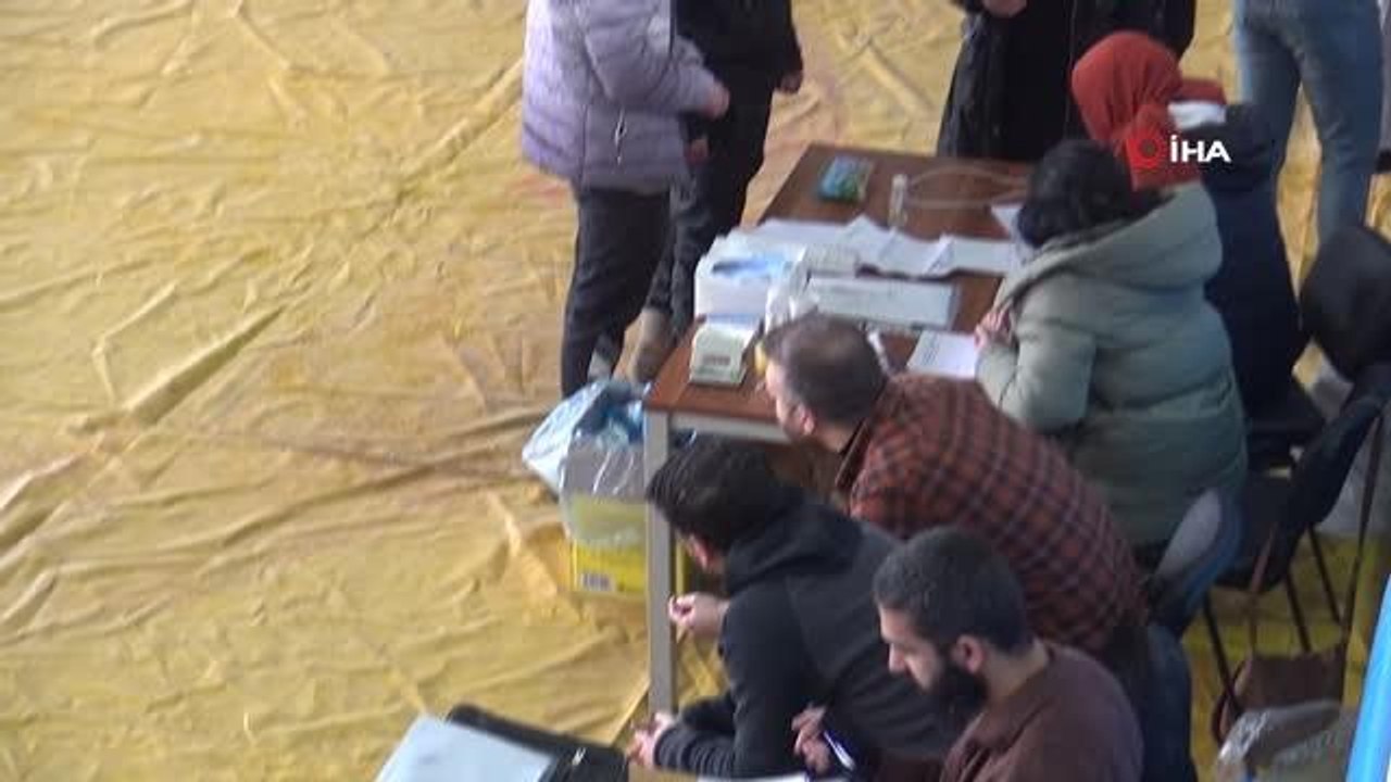 Kapalı spor salonu depremzedeler için 'Sosyal Market'e dönüştürüldü