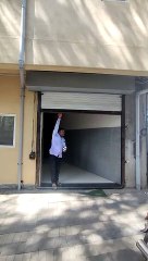 बिल्डिंग सील करते हुए निगम के कर्मचारी