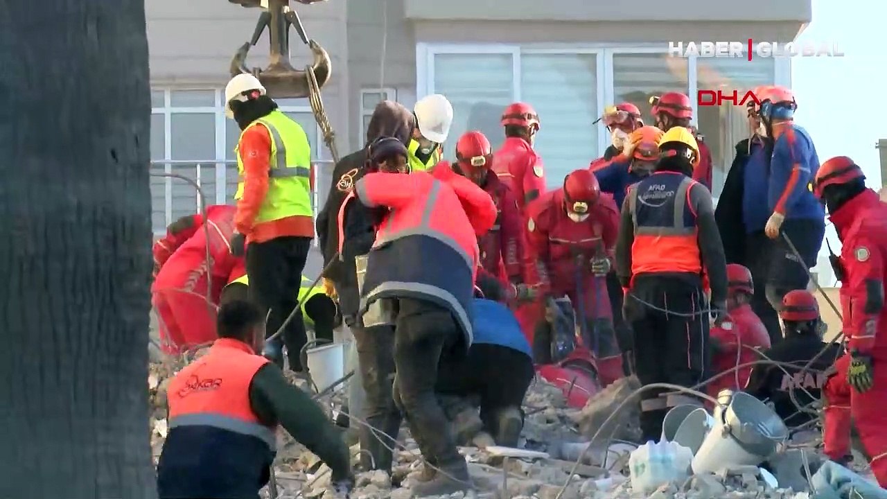 Hatay'daki Eda Apartmanı'nın önünde çaresiz bekleyiş sürüyor: Enkazdan 30 kişinin cansız bedeni çıkarıldı