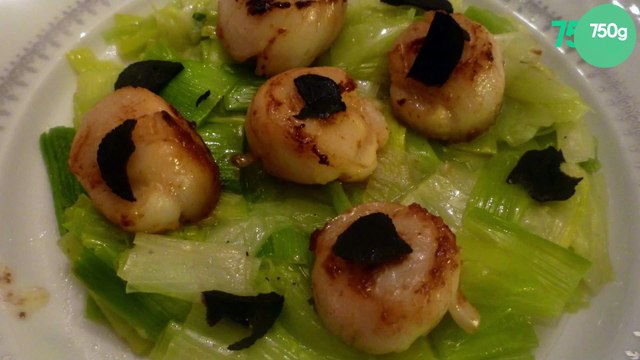 Noix de saint Jacques de la baie de St Brieuc en Bretagne sur fondue de poireaux au Noilly-Prat et aux truffes du Périgord