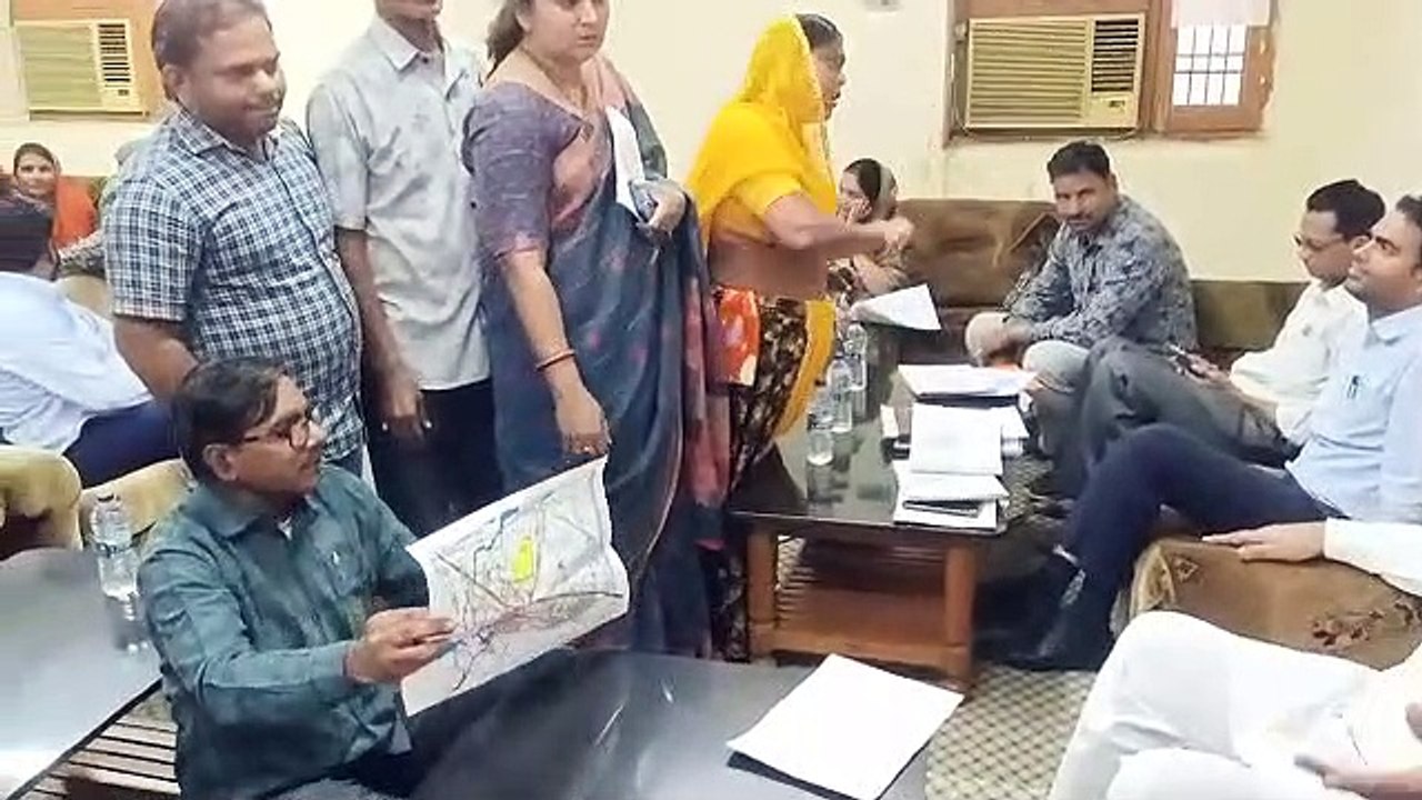 नगर परिषद में भाजपा पार्षदों का जोरदार हंगामा, बजट की कॉपी फाड़कर आयुक्त पर फेंकी, दे​खिए VIDEO