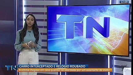 Carro de luxo é interceptado e motorista é roubado em Vitória