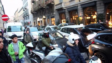Milano, Rondo e Capo Plaza bloccano via Pontaccio per girare un video
