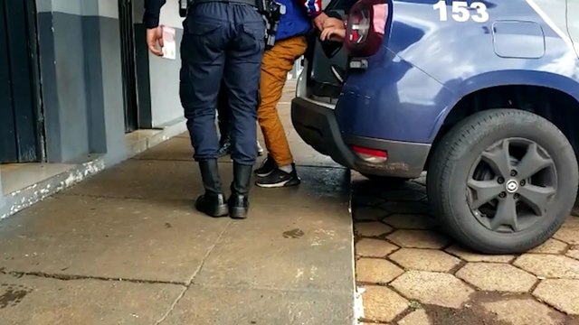 Com maconha e motocicleta com documentação atrasada, dois homens são detidos