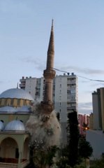 DEPREMDE ZARAR GÖREN CAMİNİN MİNARESİ KONTROLLÜ ŞEKİLDE YIKILDI