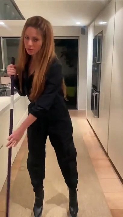 شاكيرا تنتقم من حبيبها السابق جيرارد بيكيه في ع...