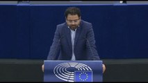 Protesta degli attivisti curdi all'europarlamento, seduta sospesa