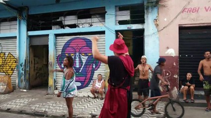 Médico vestido de palhaço leva esperança à Cracolândia em São Paulo