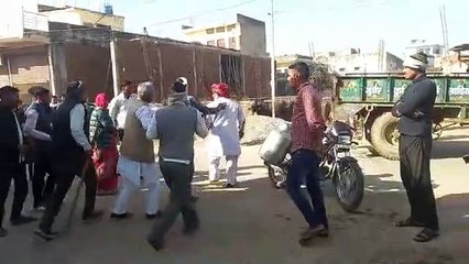जमीन पर मुहूर्त को लेकर दो पक्षों में विवाद