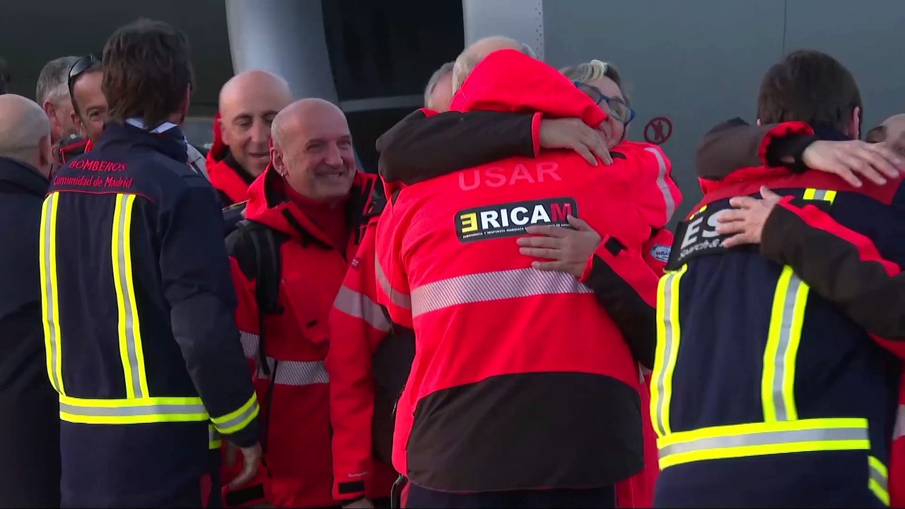 Los efectivos de la UME y de bomberos de la Comunidad de Madrid aterrizan tras su misión en Turquía