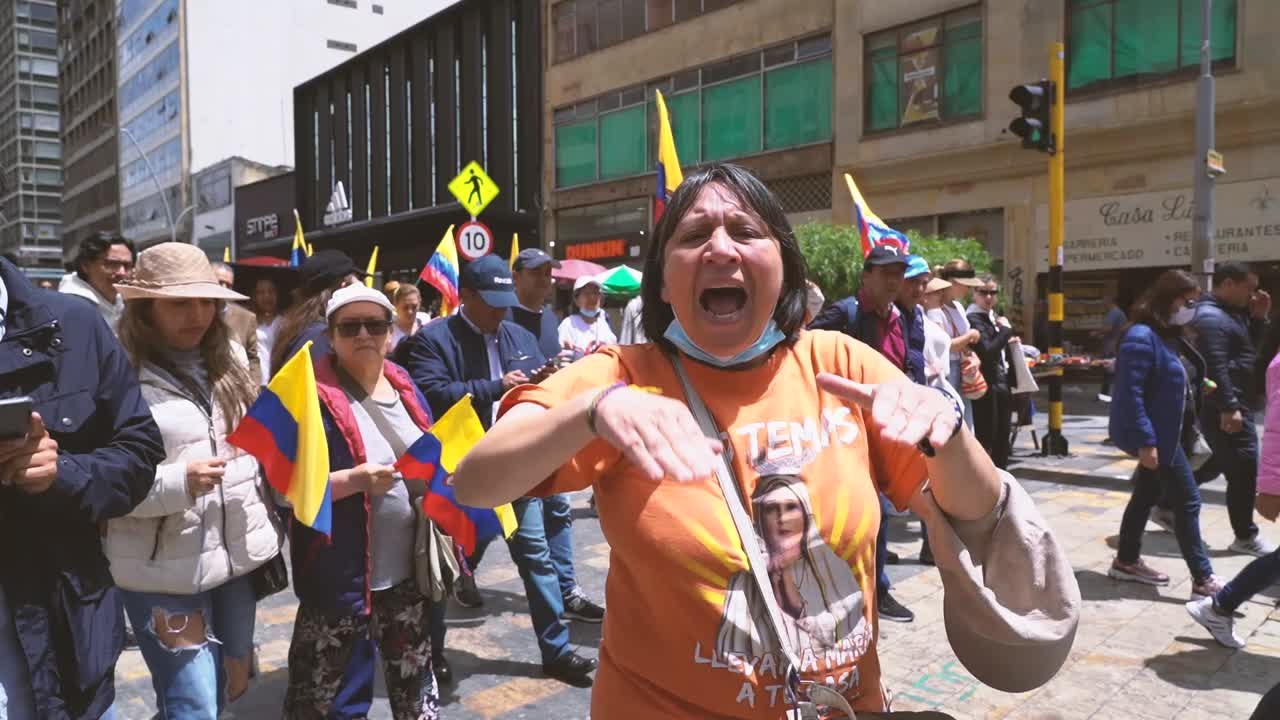 Miles de personas salen a protestar contra las reformas del Gobierno de Petro