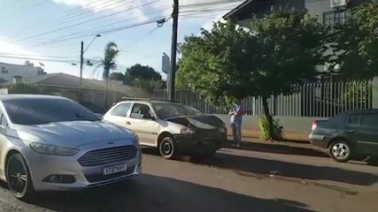 Gol fica com a dianteira destruída após colidir contra um Fusion