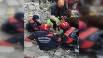 Depremin 228. saatinde 13 yaşındaki çocuk enkazdan canlı kurtarıldı