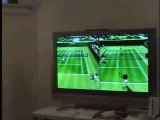 Un chien et un chat s'affrontent sur Wii Sports Tennis