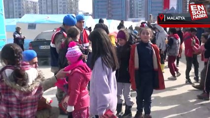 Malatya'daki komandolar enkazlardan çıkıp, çocukların yanına gitti