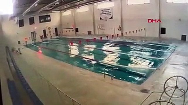 Deprem anında yüzme havuzu beşik gibi sallandı