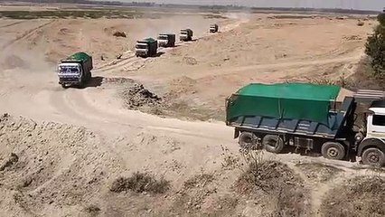 भारी वाहनों के दबाव से सडक़ हुई बर्बाद, पैदल चलना भी खतरनाक
