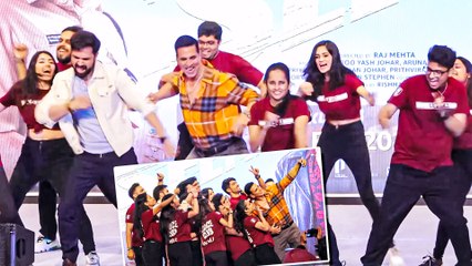 फिल्म 'सेल्फी' के प्रमोशन के दौरान अक्षय कुमार और इमरान हाशमी ने फैंस के साथ किया डांस