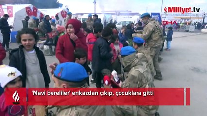 'Mavi bereliler' enkazdan çıkıp, çocuklara gitti