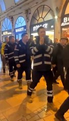 Kapalıçarşı esnafı Çinli arama kurtarma ekibini alkışlarla karşıladı