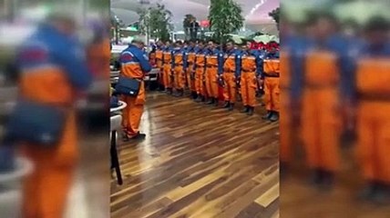 Japon arama kurtarma ekibi depremde hayatını kaybedenler için saygı duruşunda bulundu!