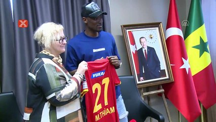 Mame Thiam depremzedeler için imzalı formalarını bağışladı