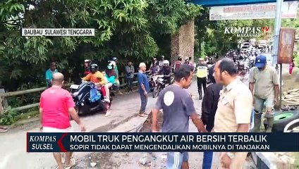 Mobil Truk Pengangkut Air Bersih Terbalik