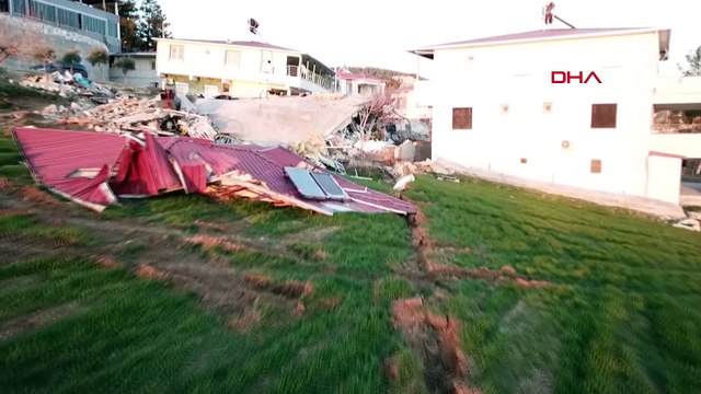 Deprem köyü ortadan ikiye böldü!