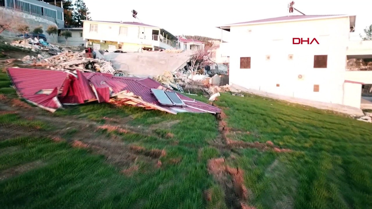 Deprem köyü ortadan ikiye böldü!