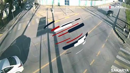 Aşırı dikkatsizliğin yol açtığı trafik kazaları kameralara böyle yansıdı