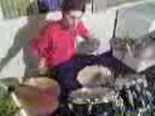 tocando la bateria