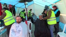 Gönüllü berberler, çadırda depremzedeleri ve arama kurtarma ekiplerini tıraş etti