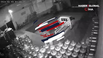 Deprem gecesi depodaki mutfak tüpleri böyle düştü