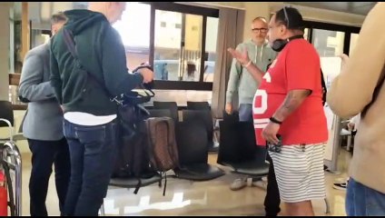 Un hombre aborda al alcalde de Santa Cruz, José Manuel Bermúdez, y al concejal de Administración Electrónica y Tecnología, Javier Rivero