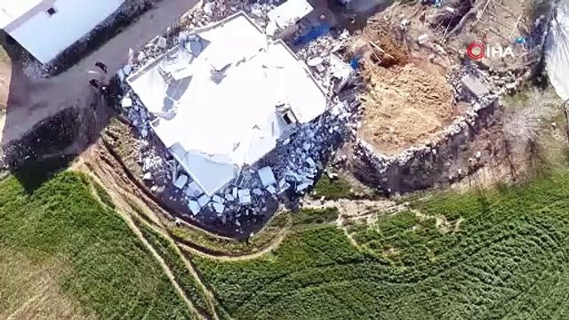 Sürünerek girip enkazın altındaki ineğini besliyor