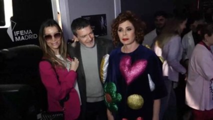 Antonio Banderas acude con su novia al desfile de Agatha
