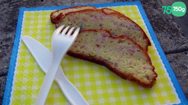 Cake au comté, allumettes fumées et oignons rouges