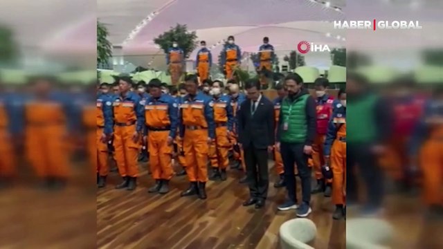 Japon arama kurtarma ekibinden saygı duruşu