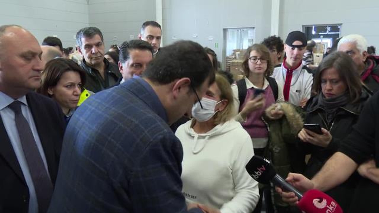 İmamoğlu, Yenikapı'daki İbb Yardım Merkezi'ni Ziyaret Etti: "Böylesi Bir Afette İletişim Hattına Düşmanlık Eden, Bu Ülkeye ve İnsanına Kötülük...
