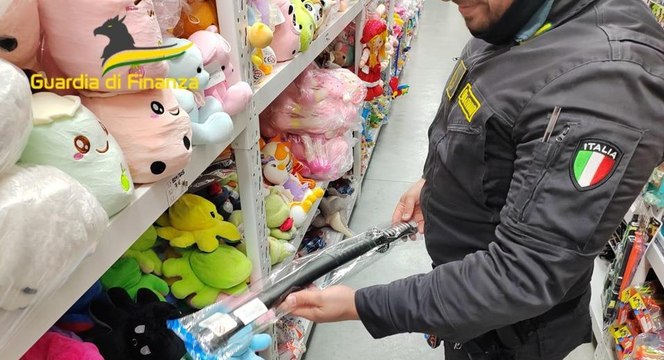 Giocattoli e cosmetici non a norma: sequestrati 300mila prodotti nel Padovano (16.02.23)
