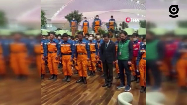 Japon arama kurtarma ekibinden depremde hayatını kaybedenler anısına saygı duruşu