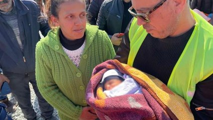 Haluk Levent, enkazdan çıkarılan 10 günlük bebeğe "Mavi" adını verdi